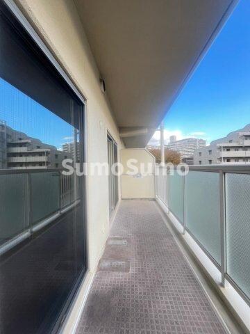物件内観写真10　(広々としたバルコニーです)