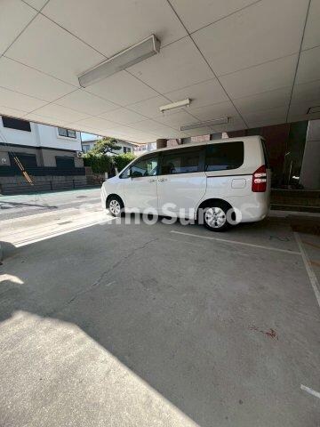 物件外観写真3　(車をお持ちの方に嬉しい駐車場付きの物件です)