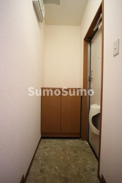 物件内観写真2　(収納もある玄関です)