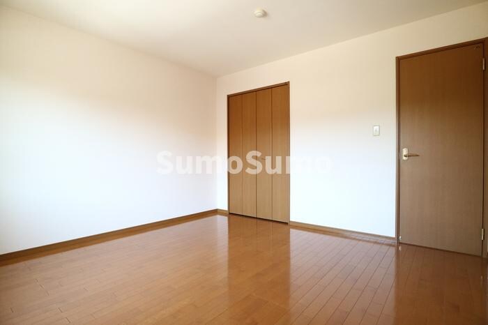 物件内観写真5　(落ち着いた色調の寝室です)