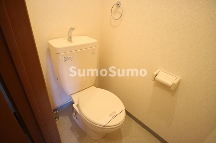物件内観写真9　(ゆったりとした空間のトイレです)