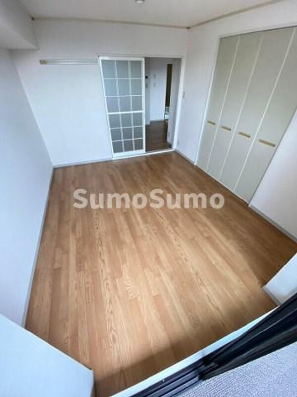 寝室(落ち着いて過ごせるお部屋なので、寝室にいかがでしょうか)