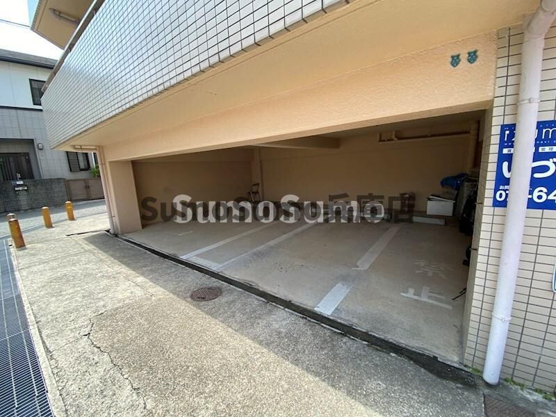 物件外観写真2　(車をお持ちの方に嬉しい駐車場付きの物件です)