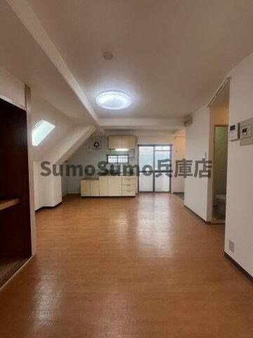 物件内観写真6　(こちらのリビングで趣味の時間をお楽しみください)