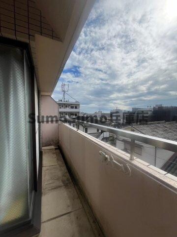 物件内観写真9　(開放的で明るい空間を演出してくれるバルコニーです)