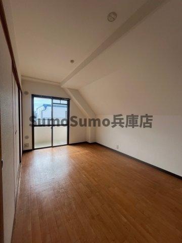 物件内観写真17　(ゆったりとした居間です)