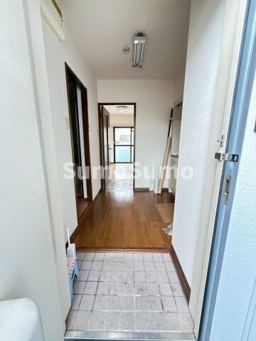 物件内観写真4　(ゆったりとした玄関です)