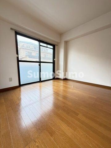 物件内観写真7　(開放的な寝室です)