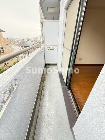 物件内観写真13　(開放的で明るい空間を演出してくれるバルコニーです)