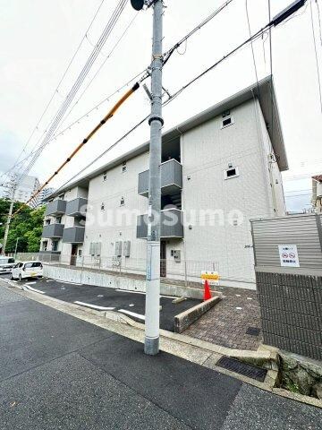 物件外観写真2　(駐車スペースもあります)