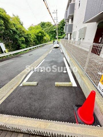 物件外観写真3　(駐車場です)