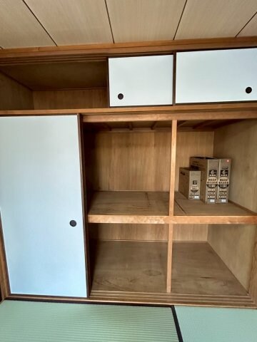 物件内観写真11　(収納豊富です)