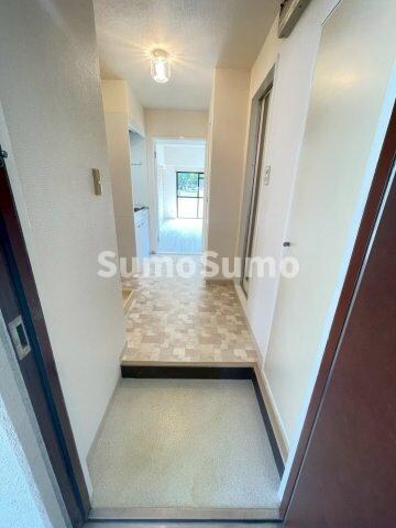 物件内観写真4　(ゆったりとした玄関です)