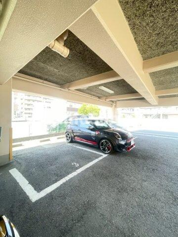 物件外観写真3　(駐車スペースもあります)