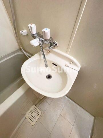 物件内観写真9　(明るい洗面所です)