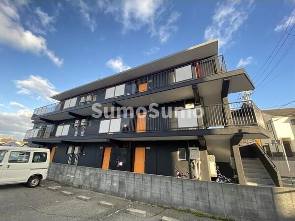 物件外観写真1　(外観は落ち着いています)