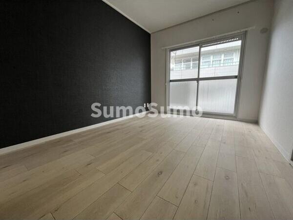 物件内観写真5　(広くて明るい寝室)