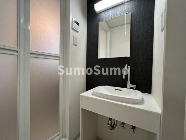 物件内観写真7　(独立洗面台、小物を置くことができて便利です)