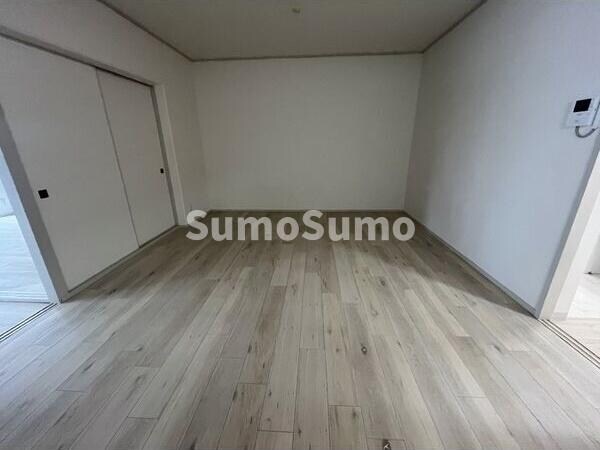 物件内観写真9　(こちらの居間で趣味の時間をお楽しみください)