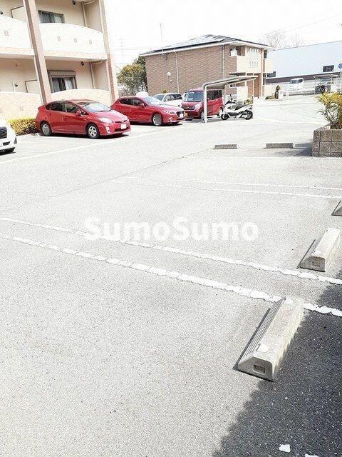 物件外観写真2　(駐車スペースもあります)