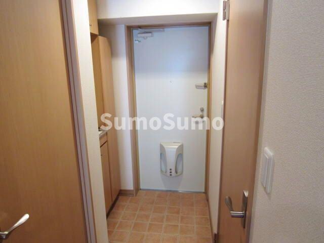 物件内観写真4　(収納もある玄関です)