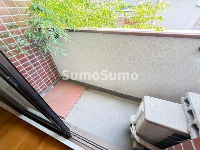 物件内観写真15　(開放的で明るい空間を演出してくれるバルコニーです)