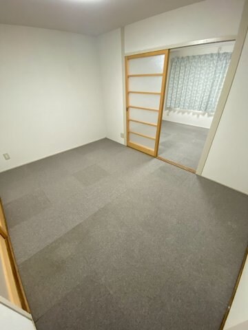 物件内観写真5　(明るい色調の室内です)