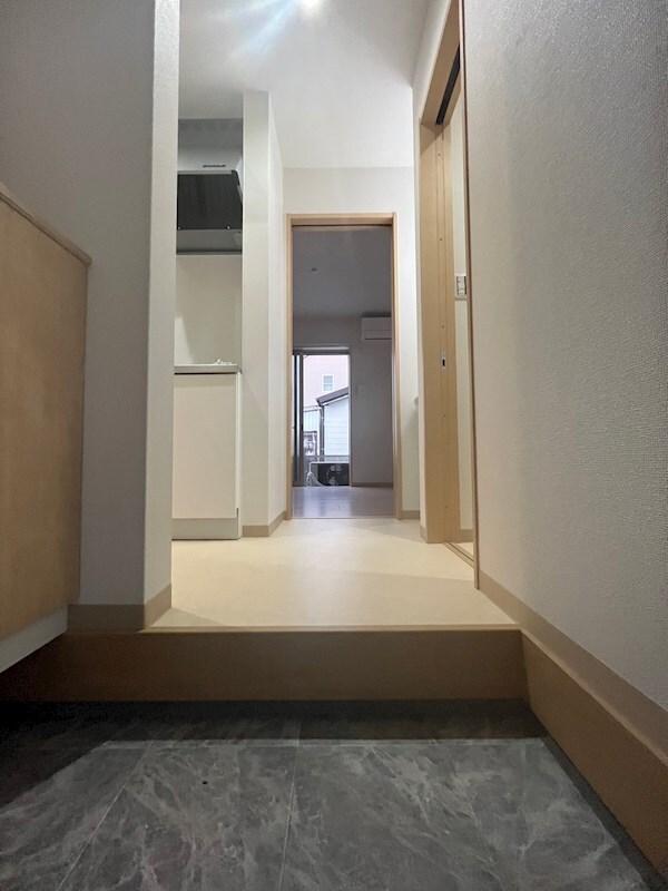 物件内観写真3　(ゆったりとした玄関です)