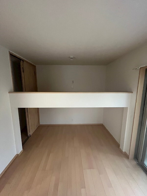 物件内観写真6　(落ち着いた色調の寝室です)