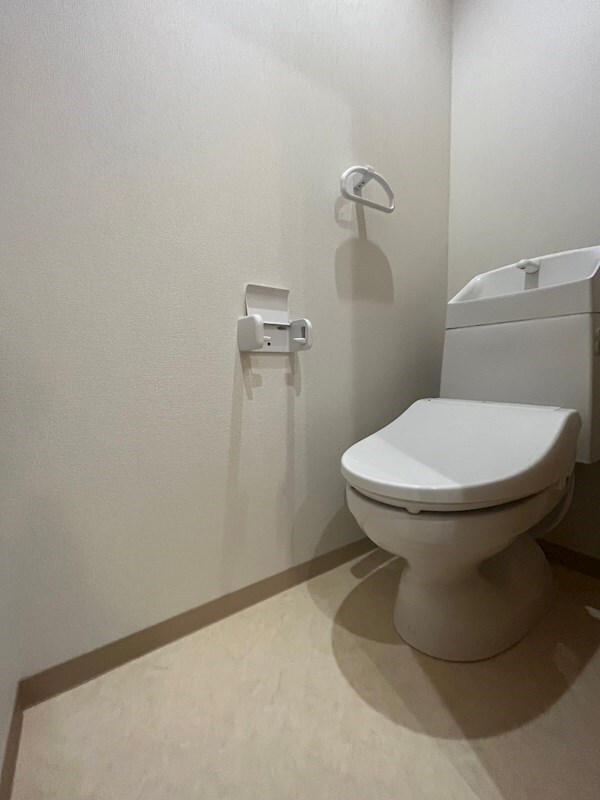 物件内観写真11　(ゆったりとした空間のトイレです)