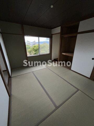 物件内観写真5　(畳の上でゆっくりとくつろげる和室です)