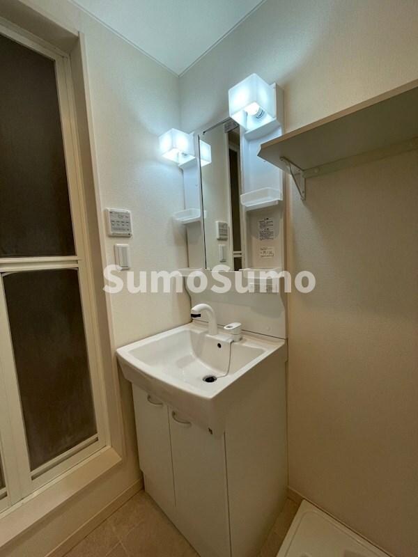 物件内観写真12　(独立洗面台あり、毎朝おしゃれに忙しい女性の方におすすめです)