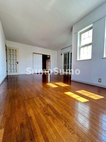 物件内観写真4　(ゆったりとした居間です)