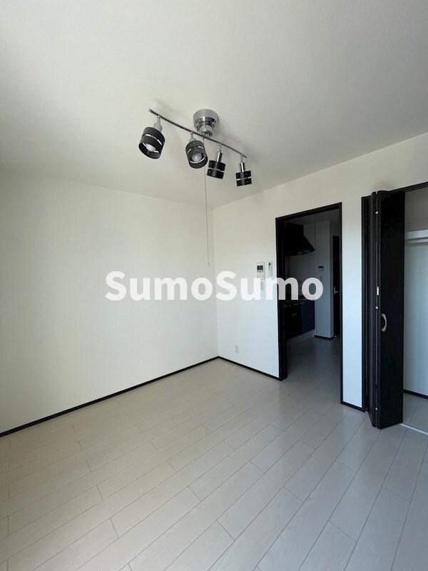 物件内観写真7　(落ち着いた色調の寝室です)