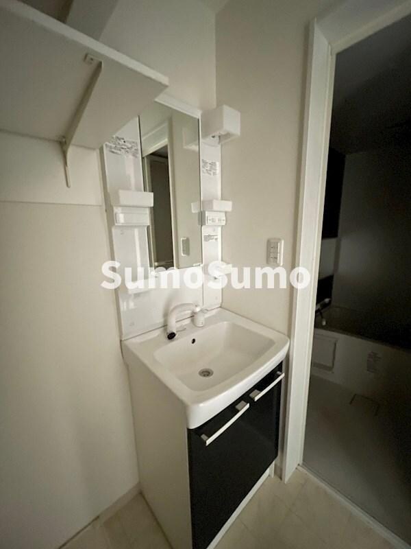 物件内観写真13　(明るい洗面所です)