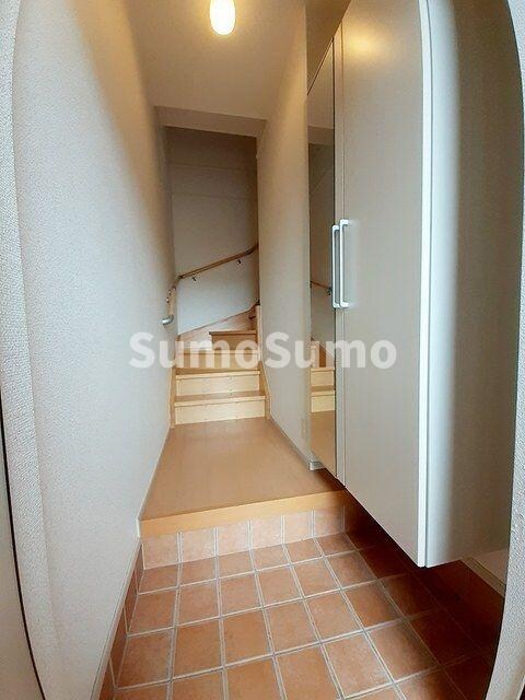 物件内観写真3　(ゆったりとした玄関です)