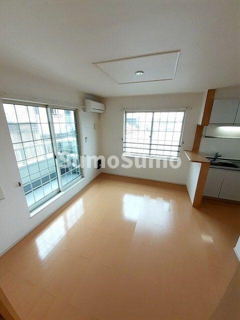 物件内観写真4　(こちらの居間で趣味の時間をお楽しみください)