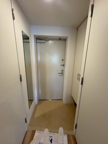 物件内観写真7　(ゆったりとした玄関です)