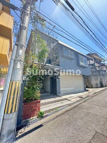 物件外観写真1　(落ち着いた雰囲気の外観です)