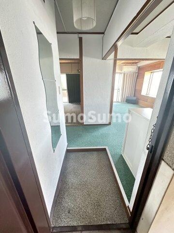 物件内観写真2　(収納もある玄関です)