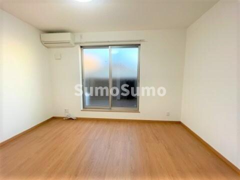 物件内観写真7　(広くて明るい寝室)