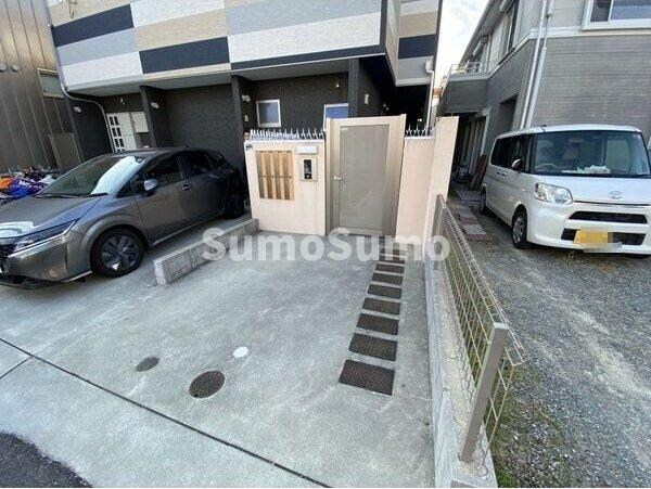 物件外観写真3　(駐車場があるので、車を買う予定の方も安心です)