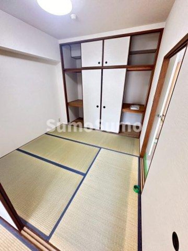 和室(和室ならではの温かな和の空間で寛ぎの時間を過ごせます)
