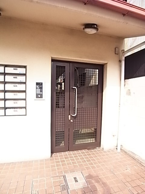 物件外観写真3　(ゆとりのあるエントランスです)