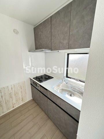 物件内観写真9　(コンパクトなキッチンで掃除もラクラク)