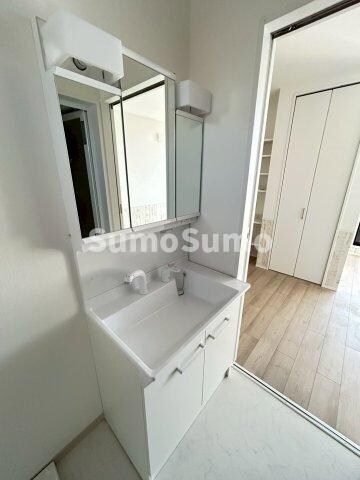 物件内観写真12　(朝の支度にも助かる、独立の洗髪洗面化粧台)