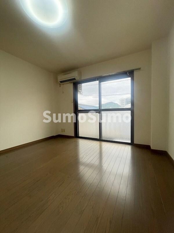 物件内観写真2　(こちらのリビングで趣味の時間をお楽しみください)