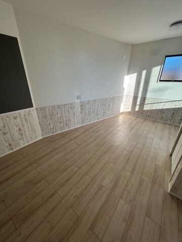 物件内観写真20　(こちらの居間で趣味の時間をお楽しみください)