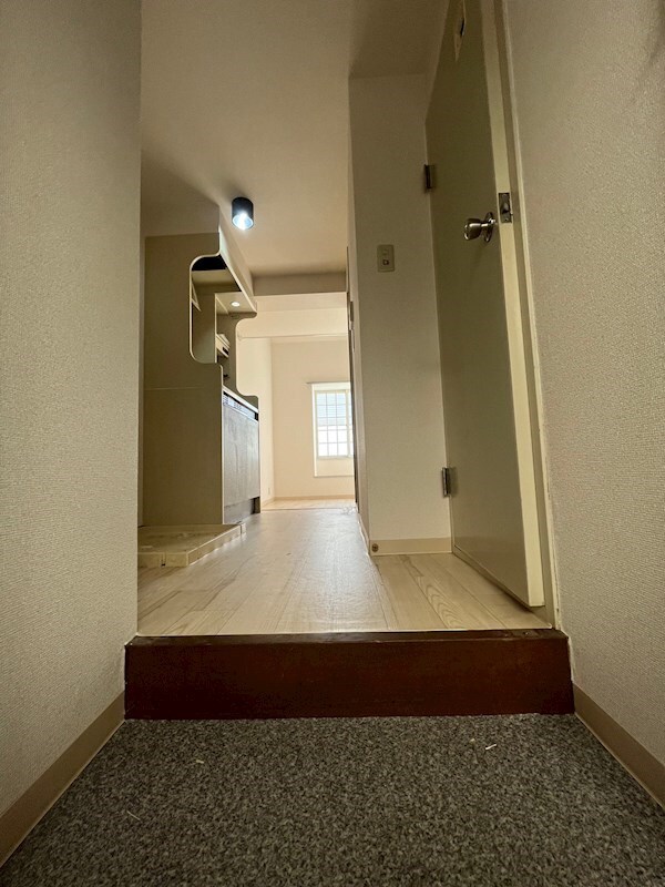 物件内観写真3　(明るい玄関です)