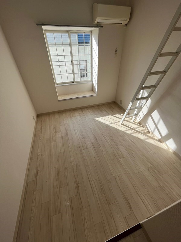 物件内観写真4　(こちらの居間で趣味の時間をお楽しみください)